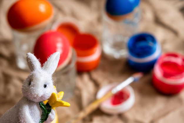 Huevos de Pascua decorados en diversos colores sobre el fondo del conejo de Pascua y acuarelas