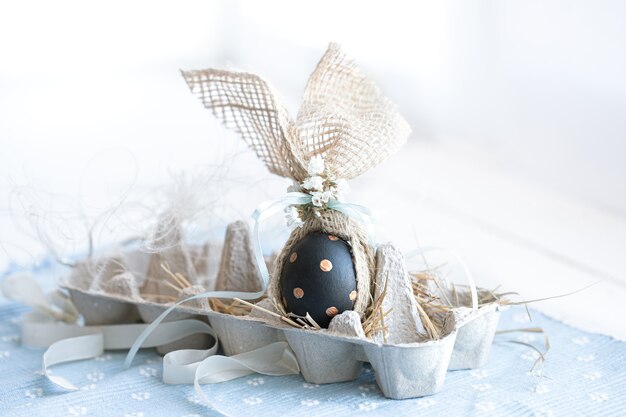 Huevos de Pascua decorados en negro con estampado.