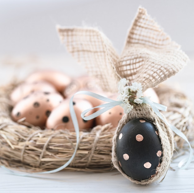 Huevos de Pascua decorados en negro con estampado.