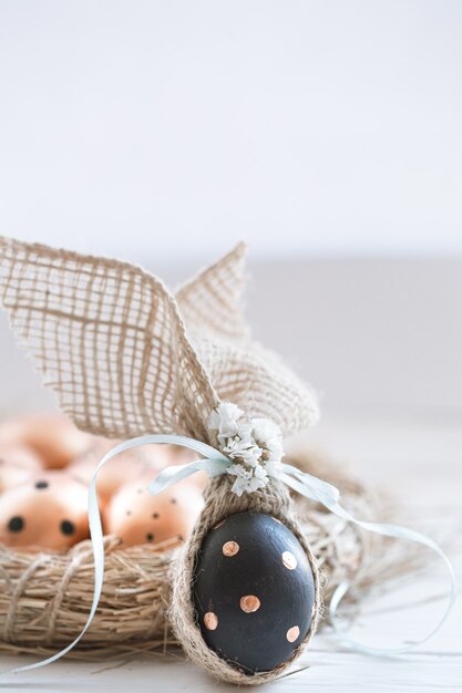 Huevos de Pascua decorados en negro con estampado.