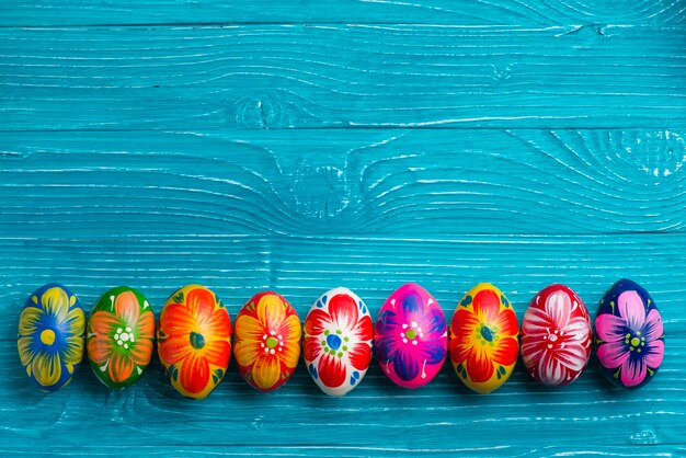 Huevos de pascua decorativos en fila