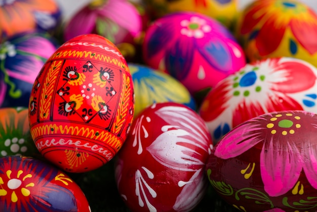 Huevos de pascua con diferentes diseños