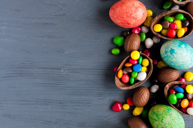 Huevos de Pascua y dulces en gris