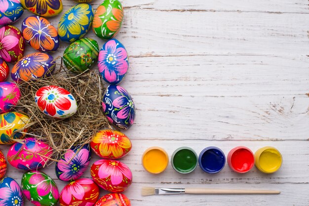 Huevos de pascua fantásticos con cinco tarros de pintura