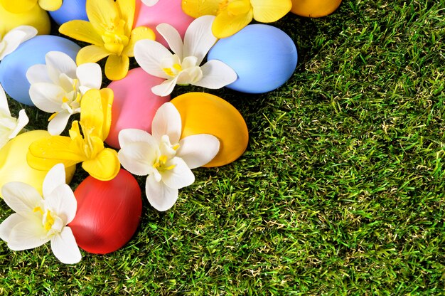 Huevos de pascua y flores