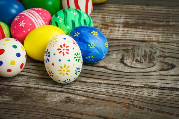 Huevos de Pascua en el fondo de madera