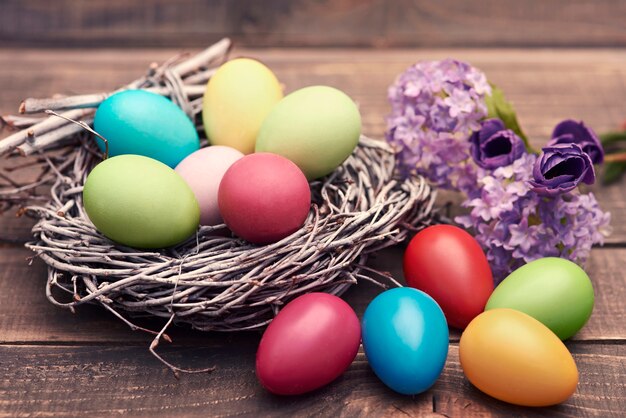 Huevos de Pascua hechos a mano en el nido