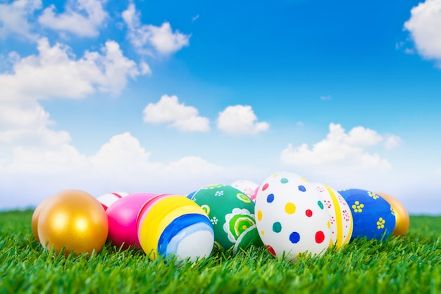 Huevos de Pascua en la hierba verde fresca sobre el cielo azul