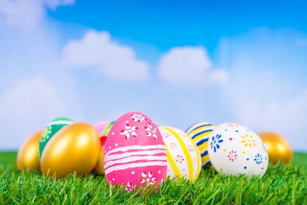 Huevos de Pascua en la hierba verde fresca sobre el cielo azul