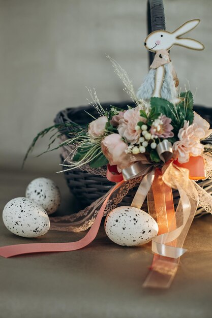 Huevos de pascua junto a la canasta de pascua decorada