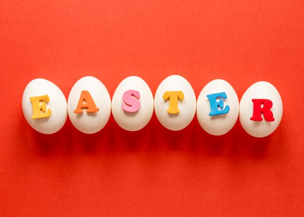 Huevos de Pascua y letras de colores.