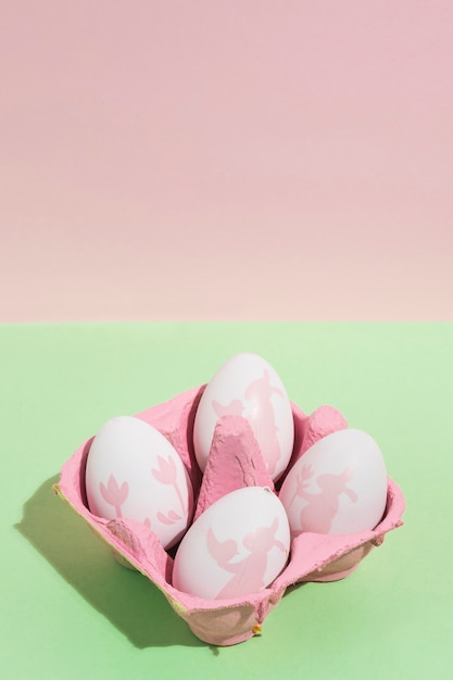 Huevos de Pascua livianos en rejilla sobre mesa
