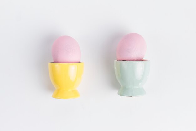 Huevos de Pascua morados en tazas
