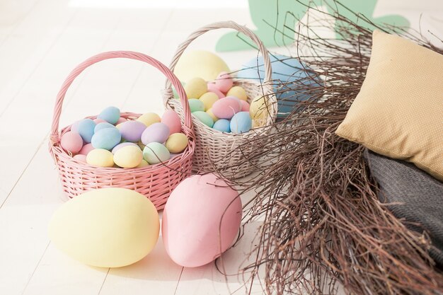 Huevos de Pascua en el nido sobre fondo de madera rústica.
