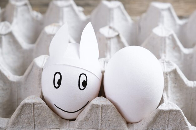 Huevos de Pascua con orejas de conejo en el paquete