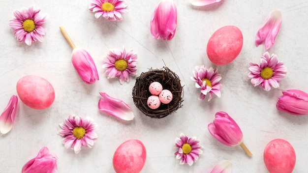 Huevos de Pascua y pétalos florales.