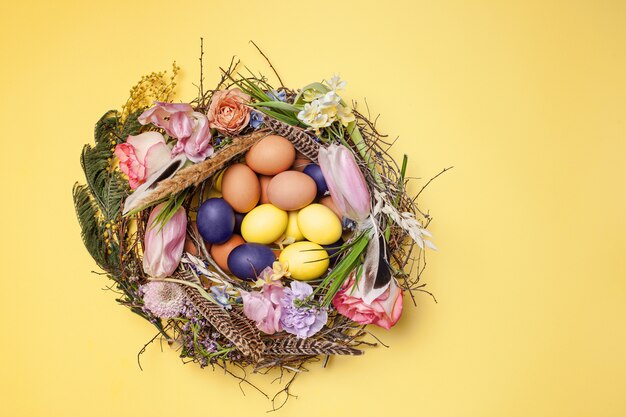 Huevos de Pascua pintados en el nido