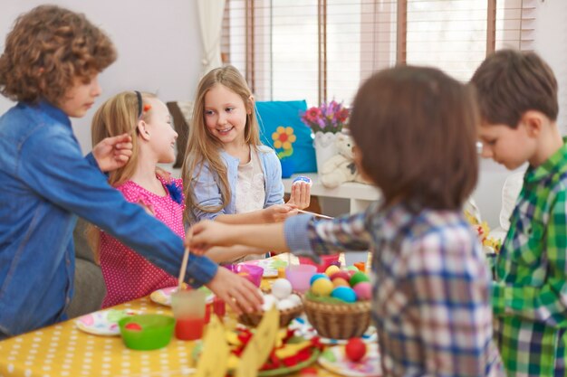 Los huevos de Pascua pintados por una niña siempre se ven mejor