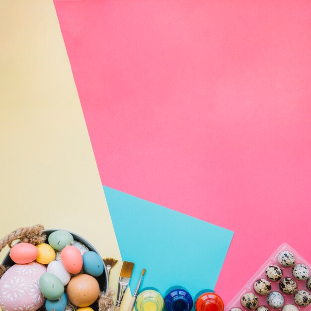 Huevos de Pascua y pinturas de colores