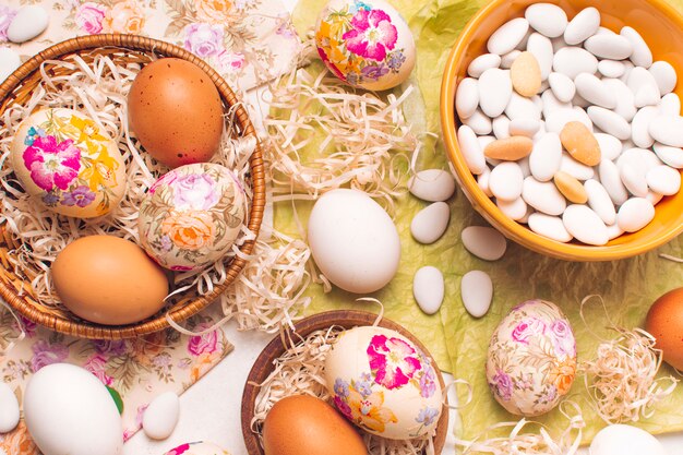 Huevos de Pascua en platos y pequeñas piedras en un tazón