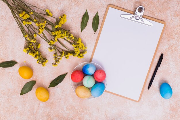 Huevos de Pascua con portapapeles y flores