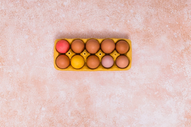 Huevos de Pascua en rejilla sobre mesa