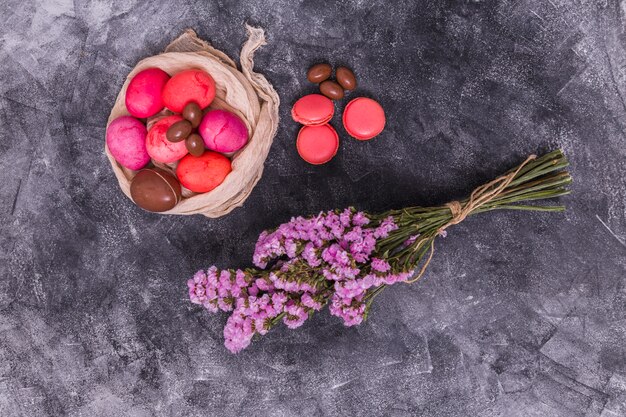 Huevos de Pascua rosa con macarrones y flores