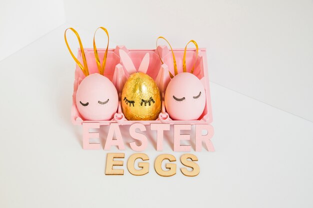 Huevos de Pascua rosa con orejas de conejo