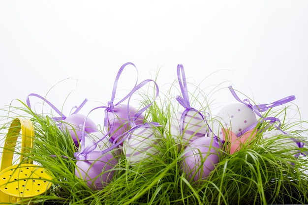 Foto gratuita huevos de pascua sobre el césped