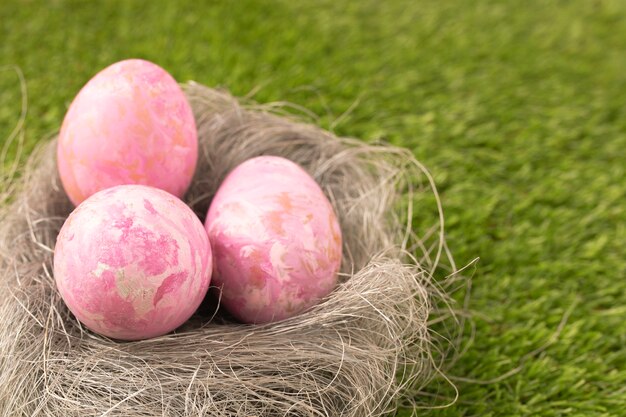 Huevos de Pascua sobre fondo de hierba verde