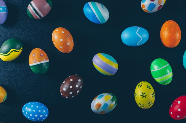 Huevos de Pascua vista superior sobre fondo negro.