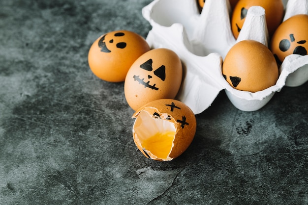 Huevos pintados con caras en el estilo de Halloween