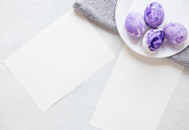 Huevos pintados con colores violetas pastel para pascua