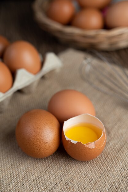 Huevos en el piso de sacos de cáñamo