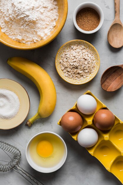 Huevos y plátano para cocinar en la mesa