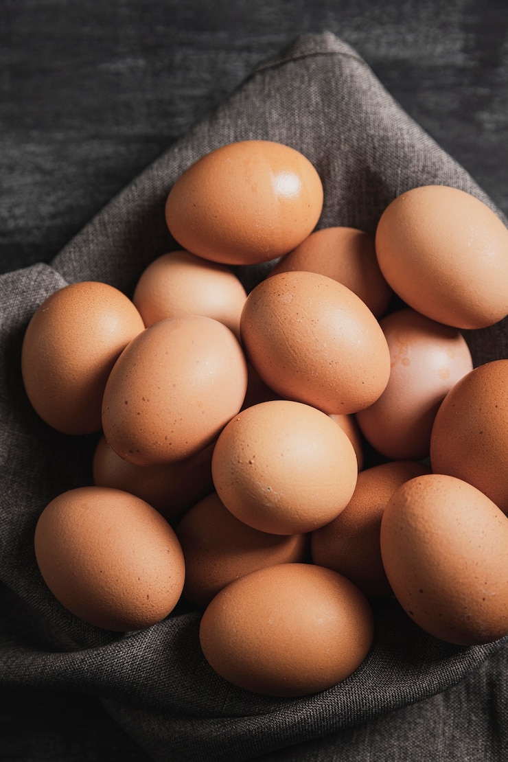 Foto gratuito huevos de primer plano sobre tela gris