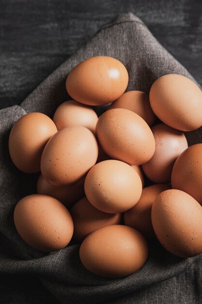 Huevos de primer plano sobre tela gris