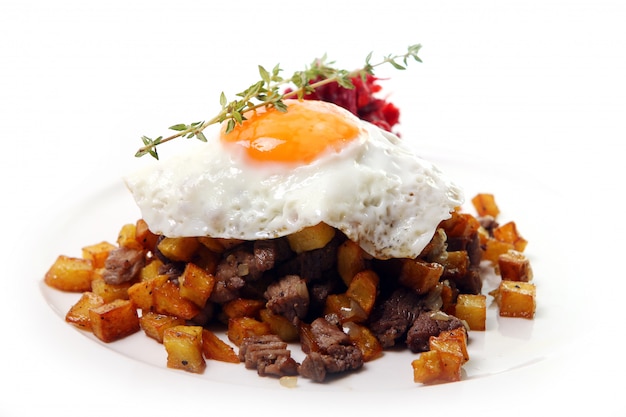 Huevos revueltos y carne picada con remolacha