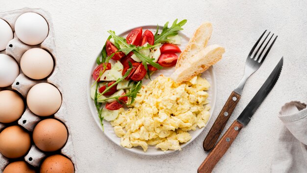 Huevos revueltos en un plato