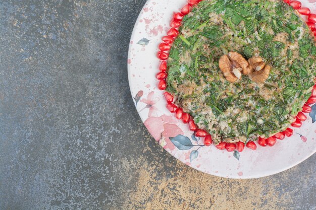 Huevos revueltos con verduras decoradas con semillas de granada.