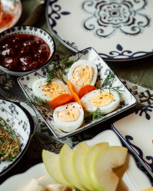 Huevos en rodajas con mermelada de frutas