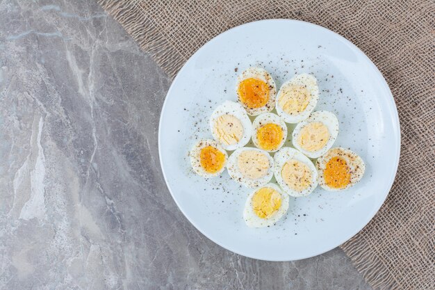 Huevos sabrosos hervidos con especias en un plato blanco. Foto de alta calidad