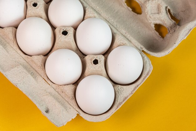 Huevos en la superficie amarilla.