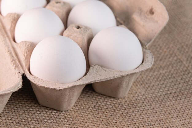 Huevos en la superficie marrón.