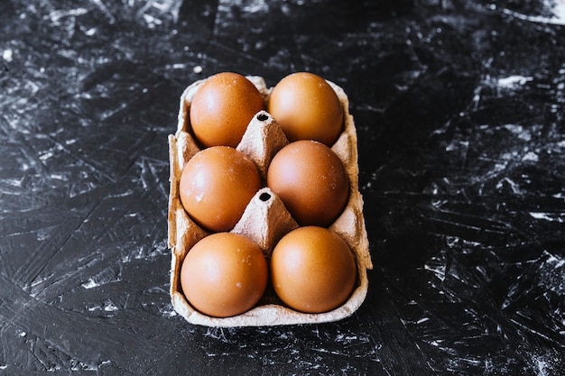 Foto gratuita huevos en superficie negra