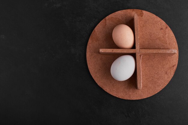 Huevos en una tabla de madera, vista superior.