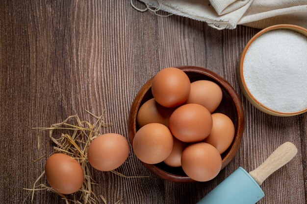 Huevos en tazas sobre arpillera con pasto seco.