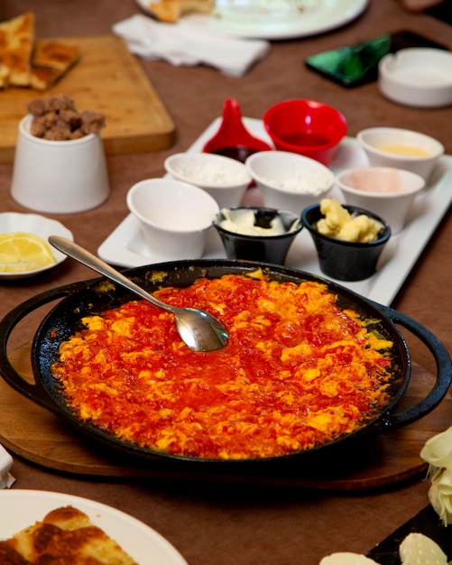 Huevos con tomates en la mesa