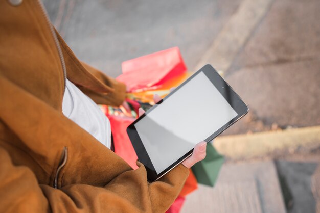 Humano con bolsas de compras con tableta