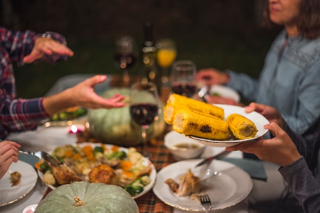 Foto gratuita humano dando callos cocidos a persona en cena familiar.